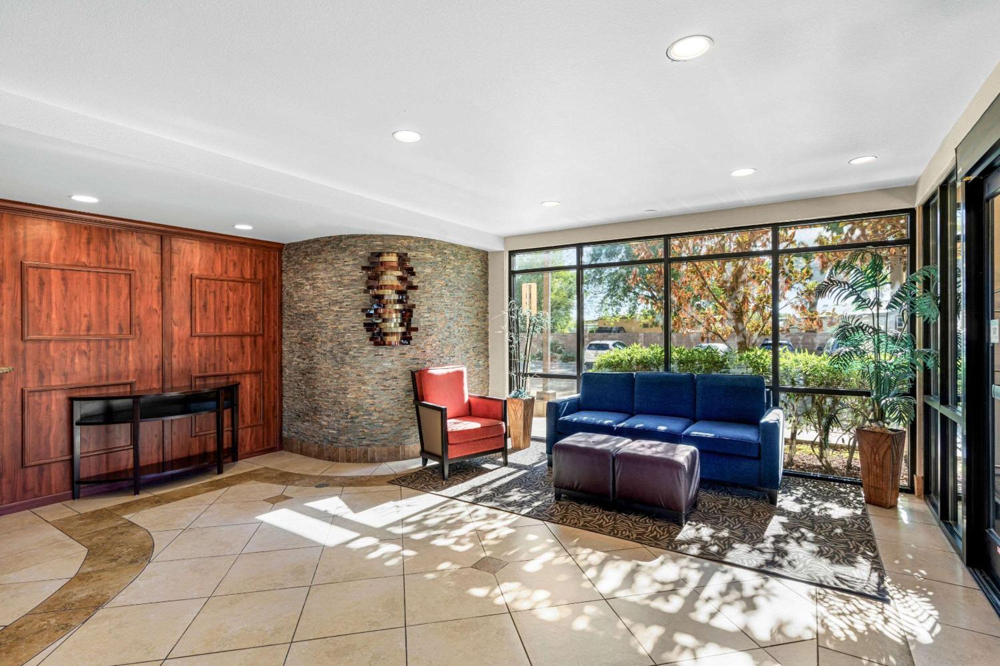 Comfort Suites Vacaville-Napa Valley Area Екстериор снимка