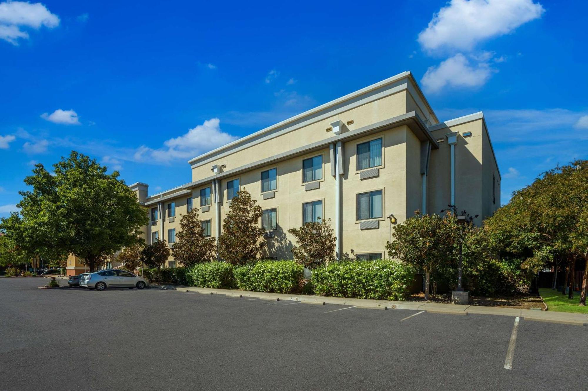 Comfort Suites Vacaville-Napa Valley Area Екстериор снимка